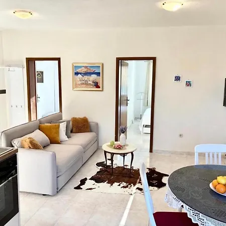 Beach Apartment *